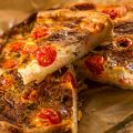 Quiche au thon, olives noires et tomates