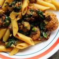Pâtes crémeuses au kale et à la saucisse