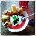 Iles flottantes de caillé sur coulis de fraise[...]