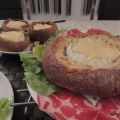 Fondue de camembert dans un pain maison