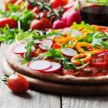 Pizza végétalienne aux crudités