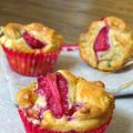 Muffins à la fraise, pecorino romano et basilic