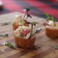 Canapés aux crevettes et aux poires