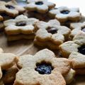 Biscuits de Noël à la confiture.