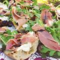 Crostinis ricotta, roquette et prosciutto