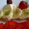 Tartare de bananes et de fraises poivrées, ...,[...]