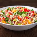 Salade végane de quinoa au concombre, poivrons[...]