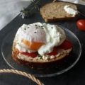 Tartine tomates-chèvre-romarin et oeuf poché,[...]