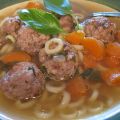 Soupe nourrissante aux boulettes à l'italienne