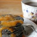 Black pancakes et leur coulis de kaki vanillé