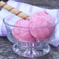 Glace au yogourt à la fraise et aux éclats de[...]