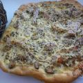Pizza poulet, champignons et crème au curry,[...]