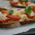 Bruschettas tomate mozzarella et salade verte -[...]