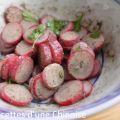 Salade de radis rose, vinaigrette au sésame noir