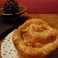Petites brioches roulées aux raisins et à la[...]