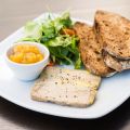 Foie gras cru sur pain grillé