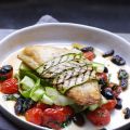 BAR EN ROBE DE COURGETTES GRILLEES, TOMATES,[...]