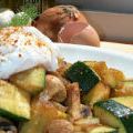 Poêlée de courgettes et champignons, surmontée[...]