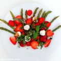 Salade d'asperges, fraises, mozzarella et[...]