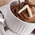 Mousse au chocolat avec crème fraîche