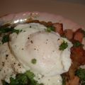 Salade de patates, oeuf poché et crème aigre