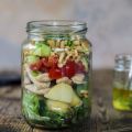 Salade jar au poulet, pommes de terre et[...]