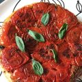 Tatin de tomates aux olives et au thon.