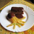 Fondant au chocolat, poire pochée, coulis[...]