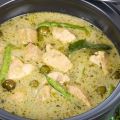 Poulet au curry vert, pois gourmands et lait de[...]