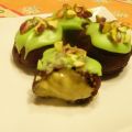 Petits choux au chocolat et aux pistaches ainsi[...]