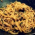 Linguines aux oignons, champignons, épinards et[...]