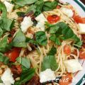 Pasta aux deux tomates, à la mozzarella et aux[...]