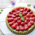 Tarte aux fraises, parfumée à la pistache, sur[...]