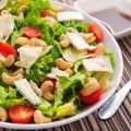 Salade de tomates cerises, Brie et noix de cajou