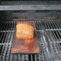 Filet de boeuf grillé sur planche de bois
