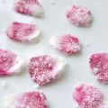 Pétales de rose cristallisés