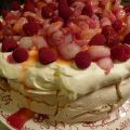 Pavlova aux litchis, framboise et fruits de la[...]
