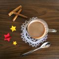 Café au lait épicé et miellé de Noël