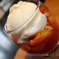 Cobbler aux fraises, pêches et gingembre