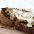 Tartines aux champignons, ail des ours et cantal