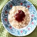 Écrasé de banane et confiture de fraises