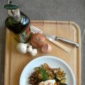 Poêlée de courgettes et champignons, surmontée[...]