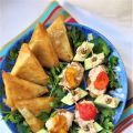 Samossas, concombre et croûtons aux rillettes
