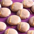 Macarons au chocolat et coeur au caramel beurre[...]