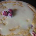 Gâteau aux canneberges, sauce au chocolat blanc