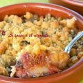 Crumble figues et poires au miel et baies roses