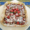 Tarte à la compotée de fraises et rhubarbe,[...]