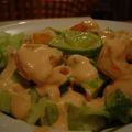 SALADE D'AVOCATS ET CREVETTES-SAUCE COCKTAIL