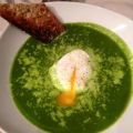 Soupe de cresson et oeuf poché
