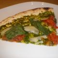Pizza au pesto de roquette, tomates et basilic